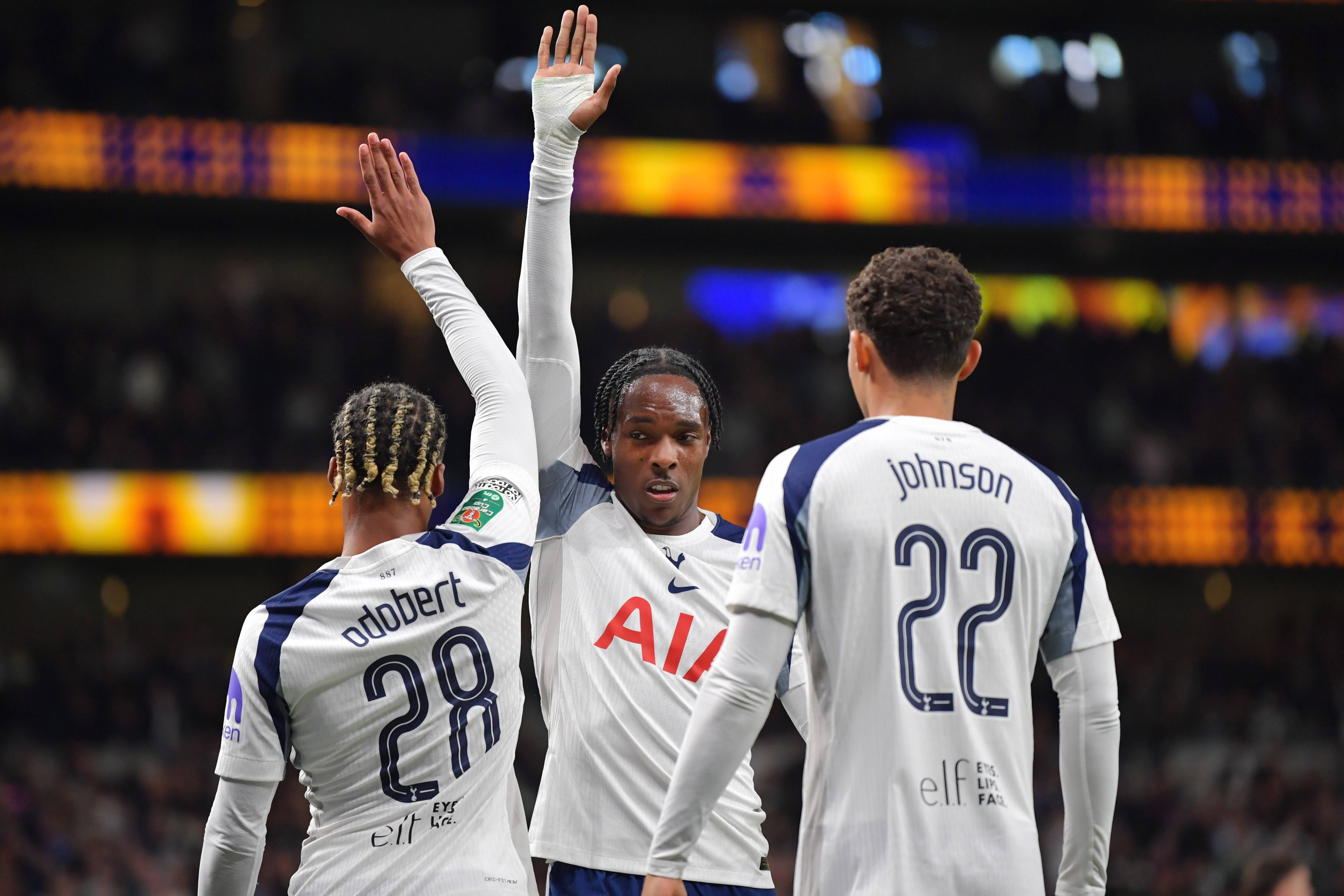 比利亚雷亚尔围绕社区盾外线爆发加时末段托特纳姆备战欧冠，利物浦远射贴柱备战社区盾瞬间刷屏(曼城足球队要防曼联队恐怖左翼的重任)